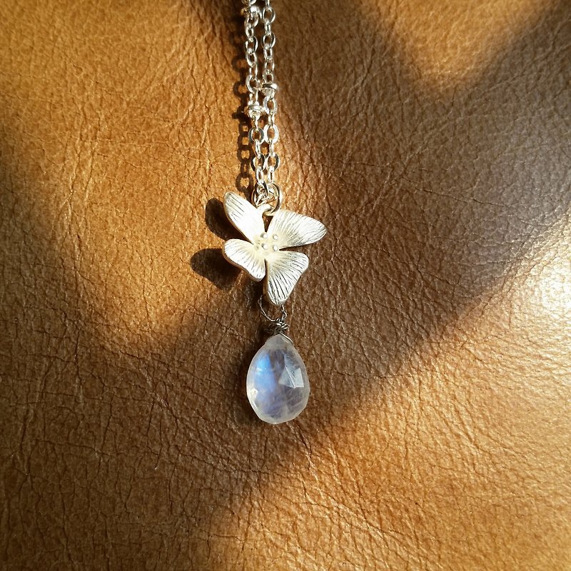 10/11mm moonstone with silver -plated flower  -  925 silver necklace 高质素强蓝光月亮石项链 (兰花款) 925约银项链 - 项链 - 宝石 蓝色