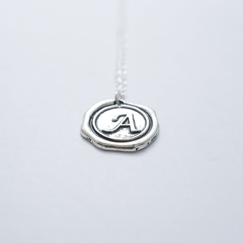 定制化简约印章字母圆牌毛衣链 | Customized Silver Wax Seal Initial Necklace - 项链 - 其他金属 银色
