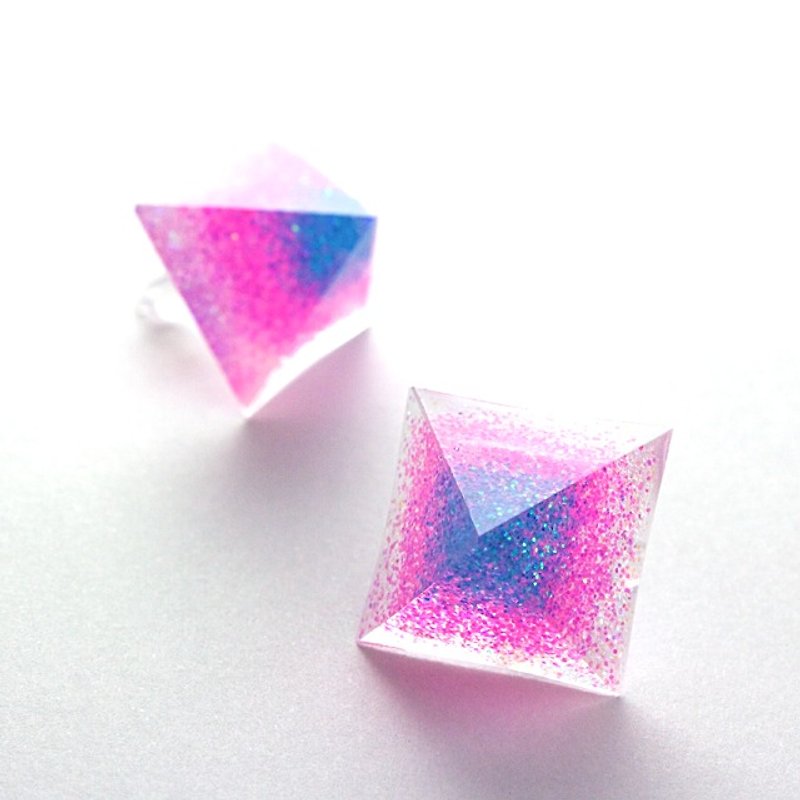 ピラミッドピアス(紫陽花) - 耳环/耳夹 - 其他材质 多色