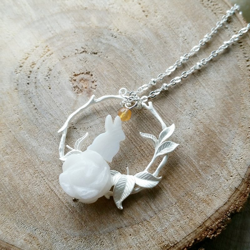 白玉雕玫瑰, 贝母兔子,玛瑙石  925纯银长项链 - 项链 - 宝石 白色