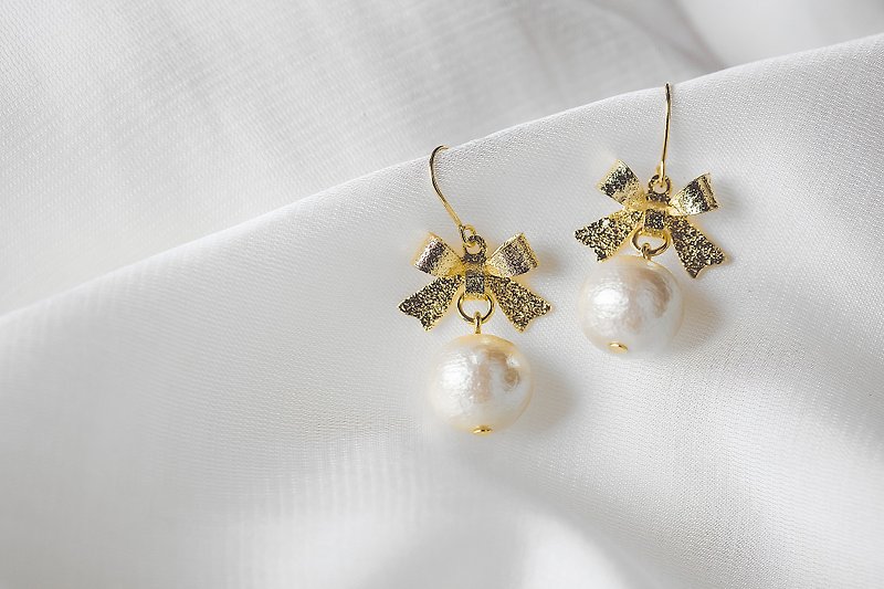 棉珍珠耳环【Bow棉珍珠穿孔式耳环】 - 耳环/耳夹 - 其他材质 白色