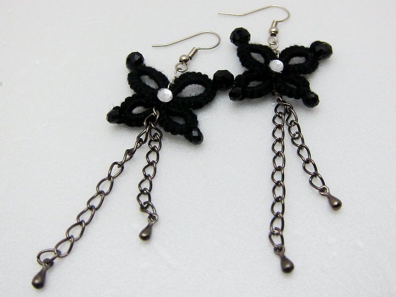 黑色蝴蝶蕾丝编织．耳环（现货） - 耳环/耳夹 - 压克力 黑色
