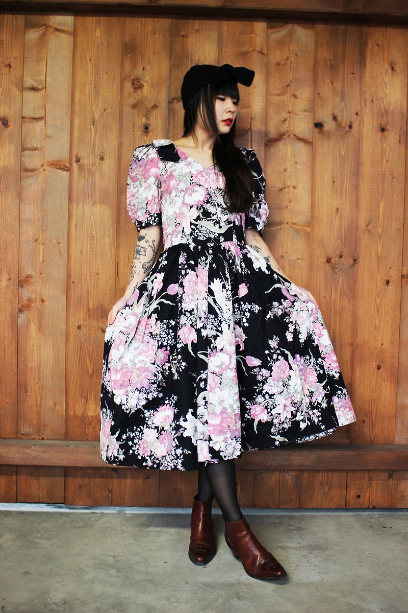 F803(Vintage)黑色底粉红色大花朵双肩蝴蝶结短袖古着洋装(婚礼/野餐/派对) - 洋装/连衣裙 - 其他材质 黑色