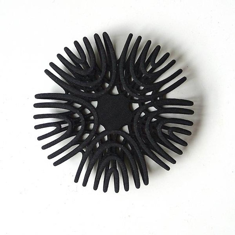 SONIC Black胸針 - 胸针 - 塑料 黑色