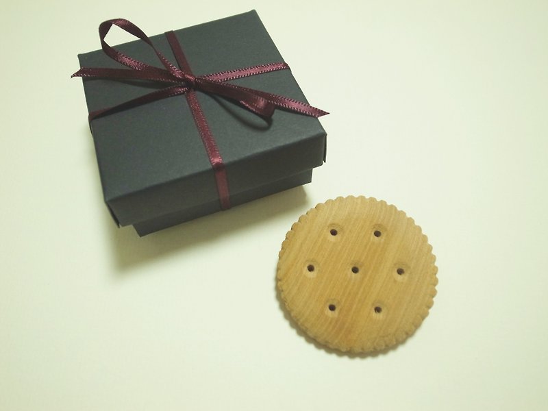 【even】圣诞限时限量-cookie pin-手工木制饼干别针一入-原味or巧克力 -附圣诞礼盒包装 - 胸针 - 木头 多色