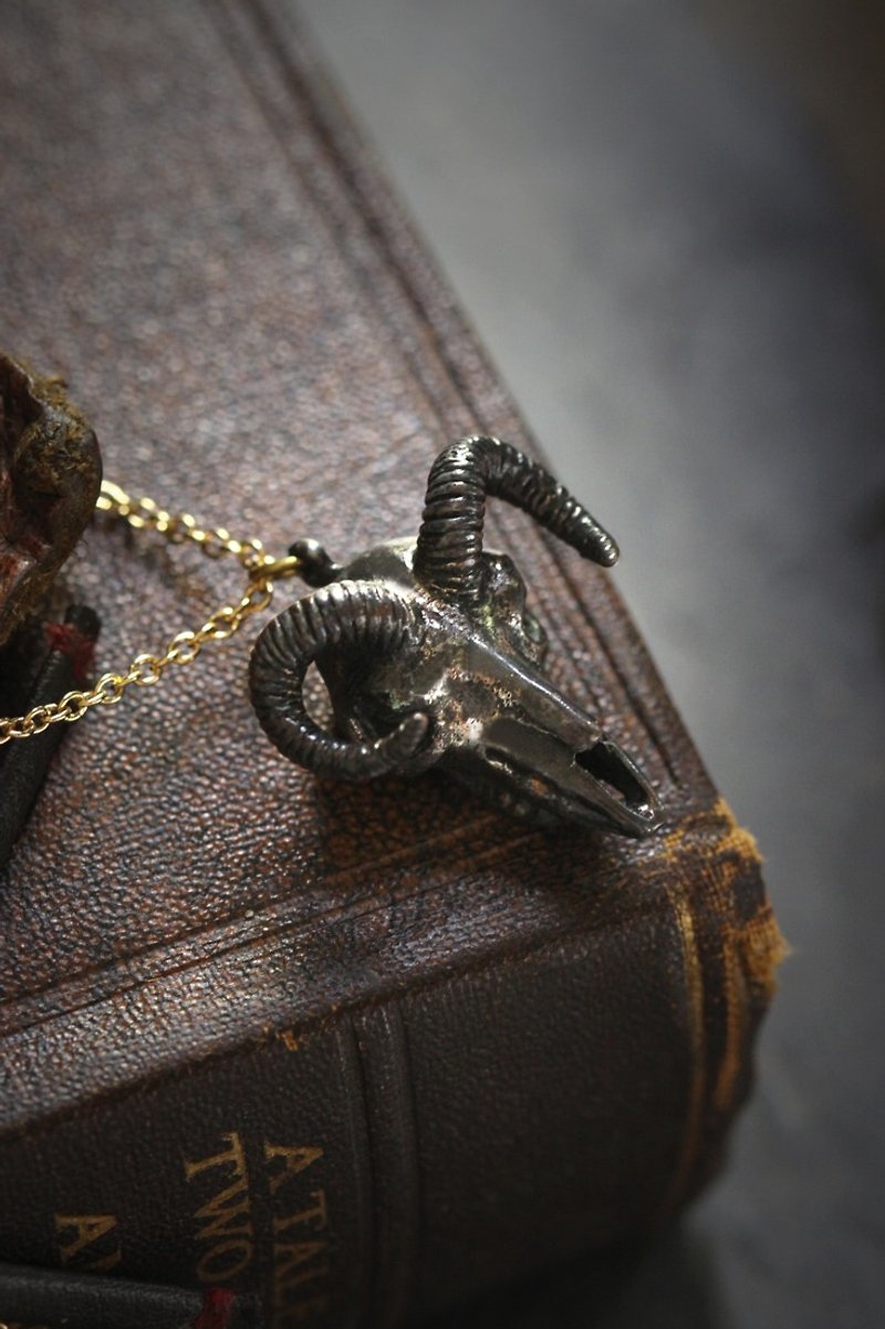 Black Goat Skull Necklace by Defy. - 项链 - 其他金属 