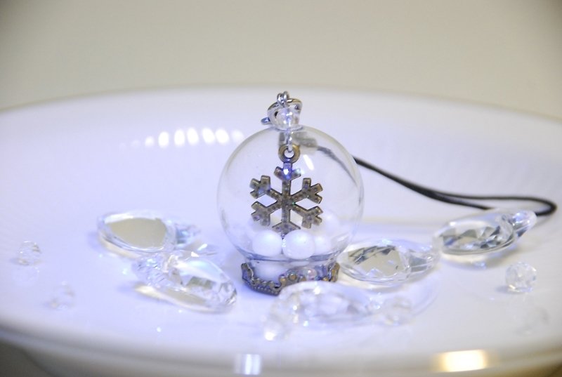:: 猫公主 ::　玻璃小世界 　～ 雪 的 纪 念 品　//吊饰/防尘塞/钥匙圈 - 钥匙链/钥匙包 - 玻璃 白色