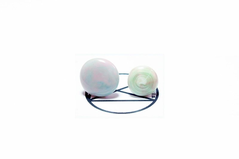 【Wahr】浑白耳环(一对) - 耳环/耳夹 - 其他材质 多色