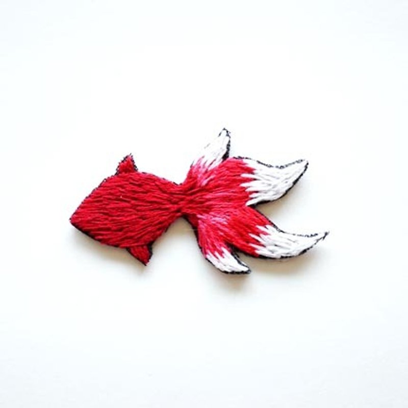 红琉璃金鱼手工刺绣胸针 - 胸针 - 绣线 红色