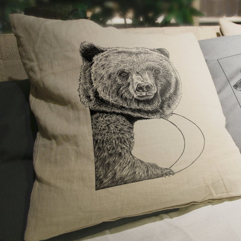 Bear 熊 手绘字母抱枕 - 枕头/抱枕 - 棉．麻 多色