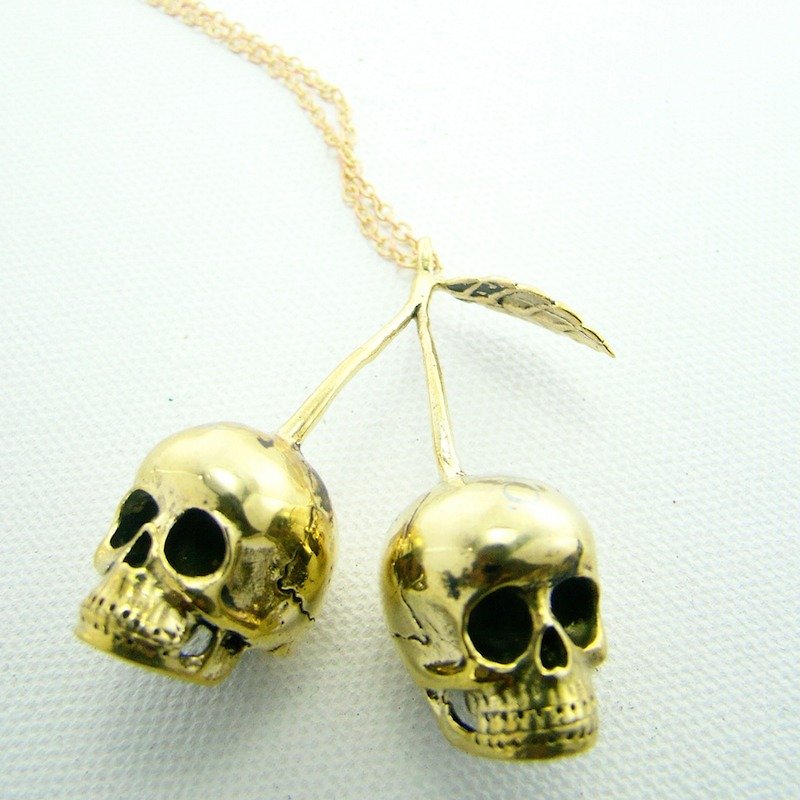 Cherry skull Pendant in brass with and oxidized antique color ,Rocker jewelry ,Skull jewelry,Biker jewelry - 项链 - 其他金属 