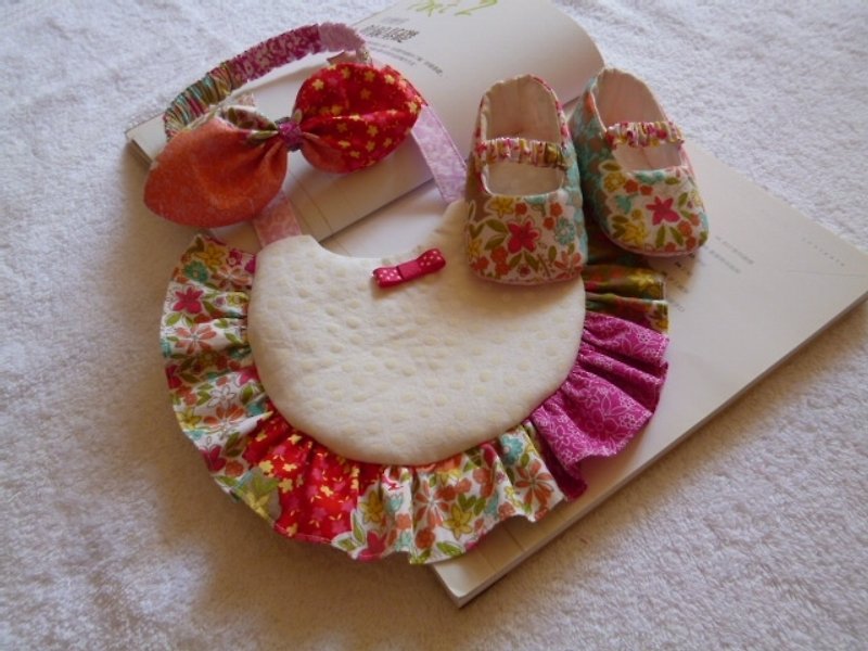 花花公主风弥月三件组(婴儿鞋+围兜+发带) - 满月礼盒 - 棉．麻 粉红色