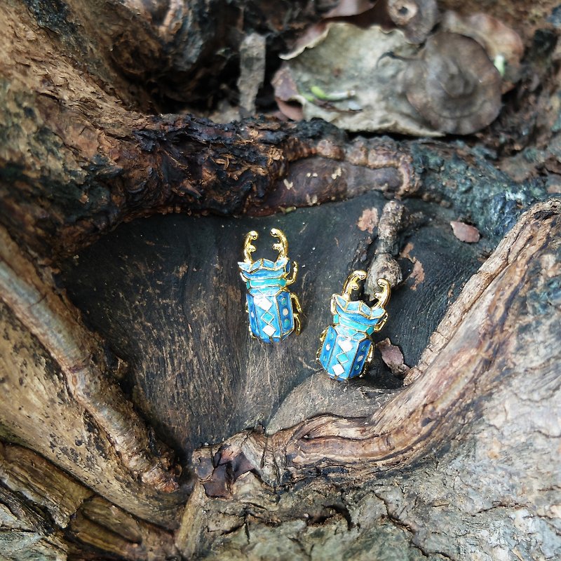 甲虫黄铜耳环 - 深蓝色 - 耳环/耳夹 - 其他金属 蓝色