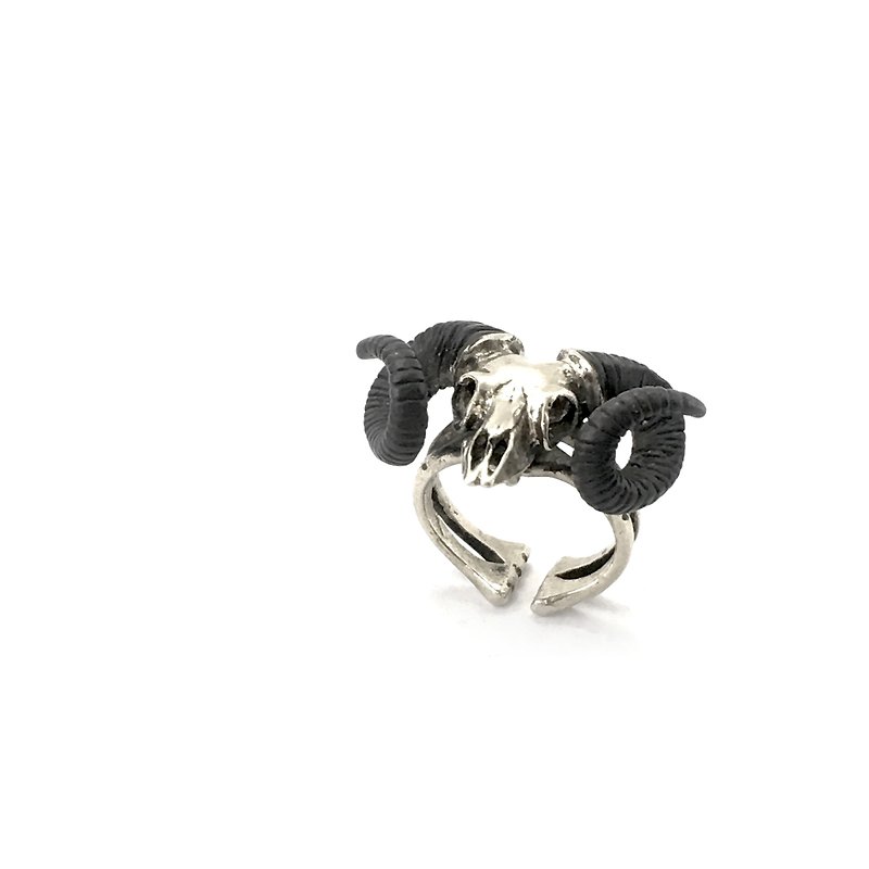 Zodiac Ramble skull ring is for Aries in white bronze and oxidized antique color ,Rocker jewelry ,Skull jewelry,Biker jewelry - 戒指 - 其他金属 