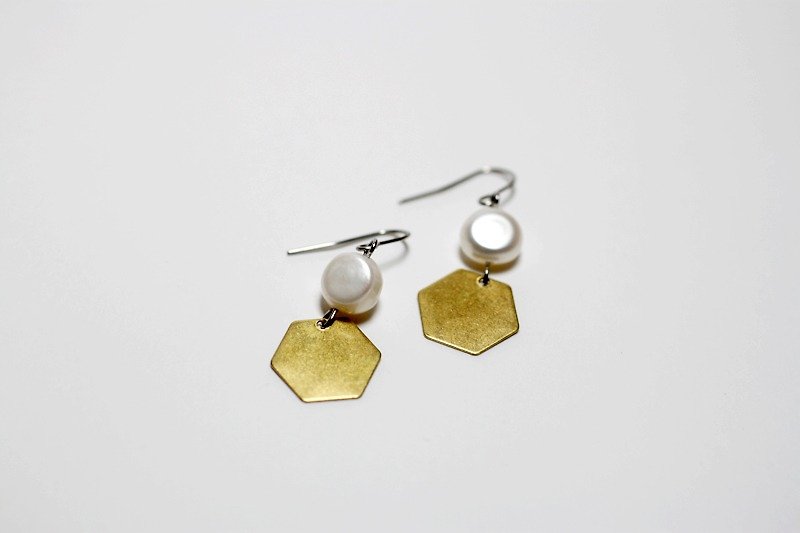 Honey Pearl 珍珠六角几何黄铜耳环 - 耳环/耳夹 - 其他金属 白色