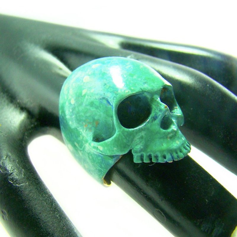 Patina Skull ring in brass hand painting with green patina color ,Rocker jewelry ,Skull jewelry,Biker jewelry - 戒指 - 其他金属 