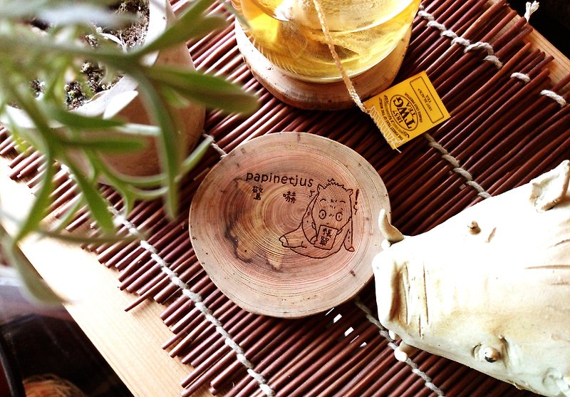 山猪勇哥(1) 台湾桧木杯垫 猪年 原住民 排湾族 族语 图腾 - 杯垫 - 木头 卡其色