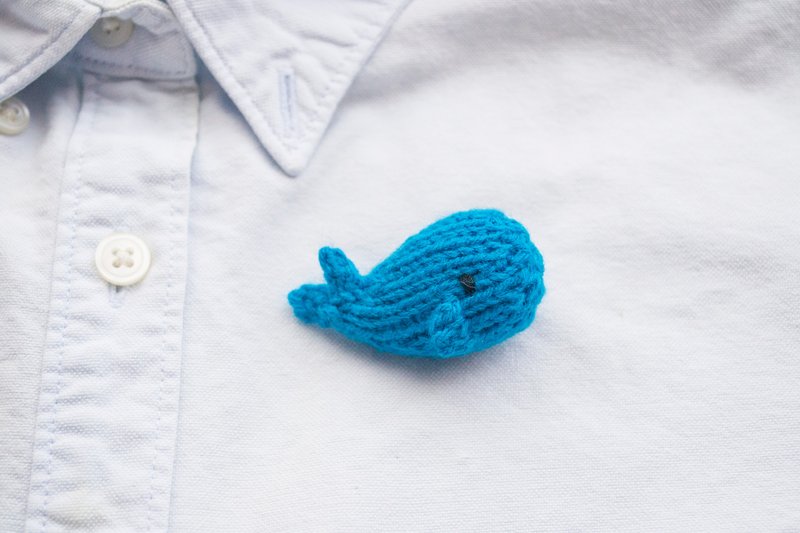 Wee the whale- knitted amigurumi brooch - 胸针 - 聚酯纤维 蓝色