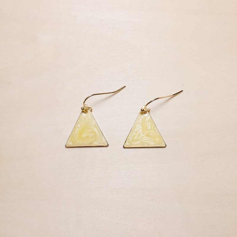 复古黄滴釉三角耳环 - 耳环/耳夹 - 颜料 黄色