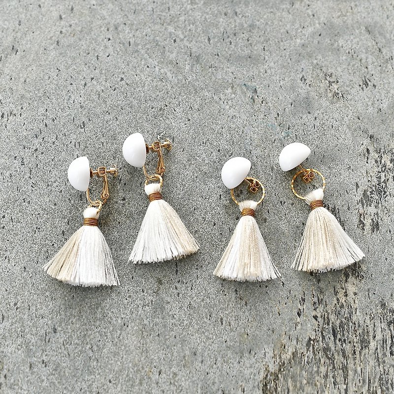 イヤリング/Dome tassel earrings/ white - 耳环/耳夹 - 聚酯纤维 白色