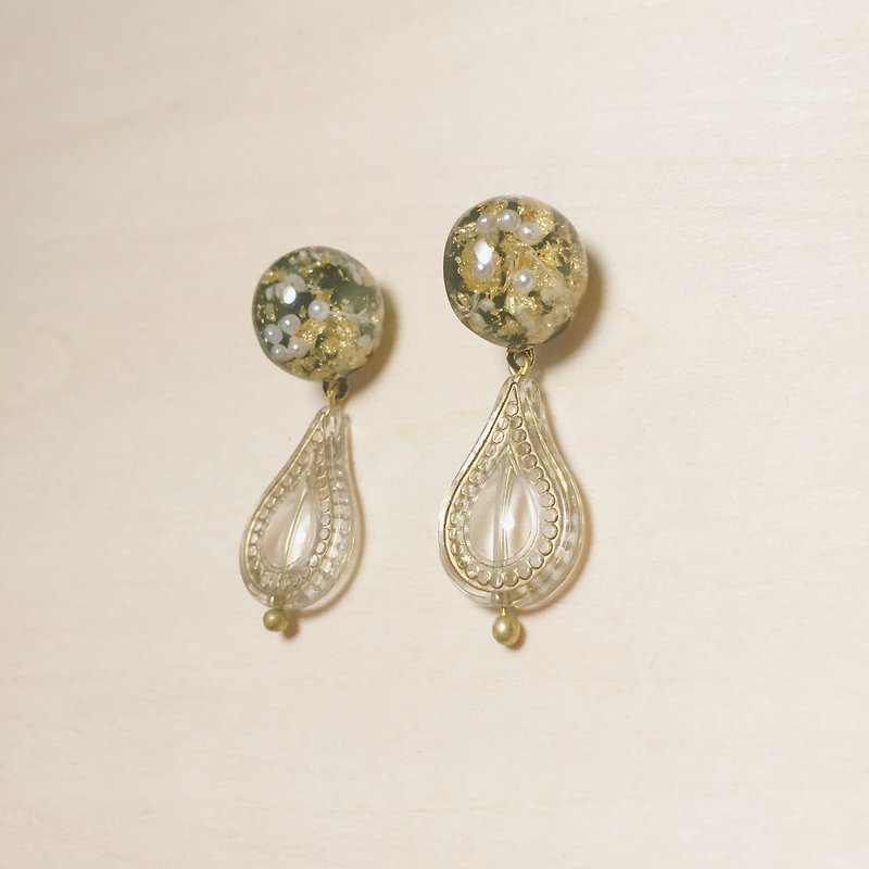 复古珍珠金箔军绿雕刻水滴耳环 - 耳环/耳夹 - 树脂 绿色