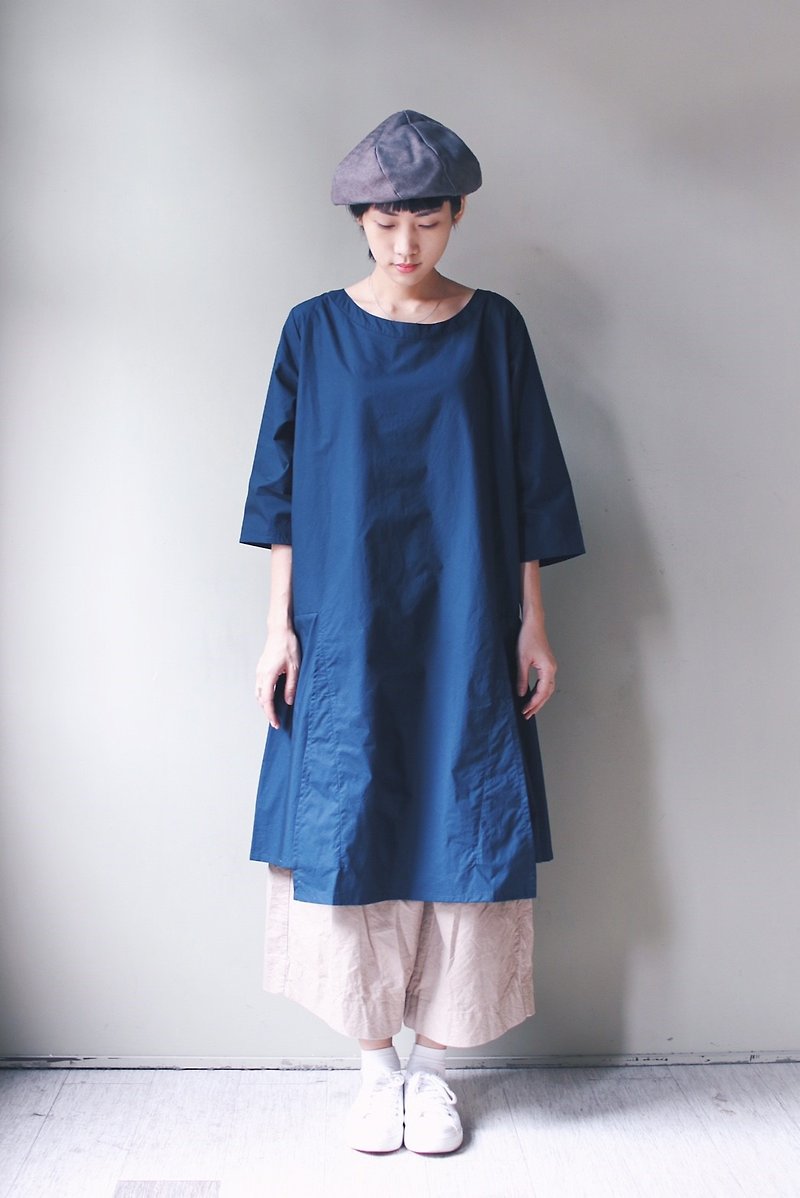Omake奥黛圆领七分袖连身洋装（丈青） - 洋装/连衣裙 - 棉．麻 蓝色