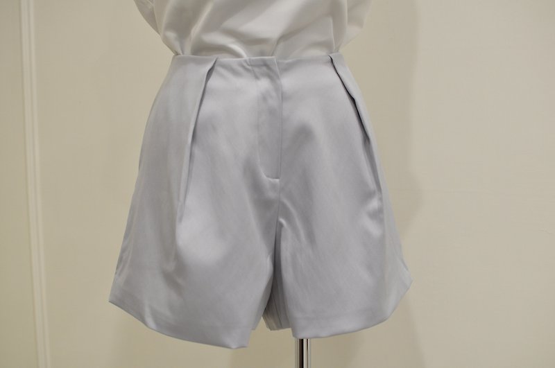 Flat 135 X 台湾设计师系列 质感休闲短裤 显瘦 浅灰色 麻纱内里 - 女装短裤 - 聚酯纤维 银色