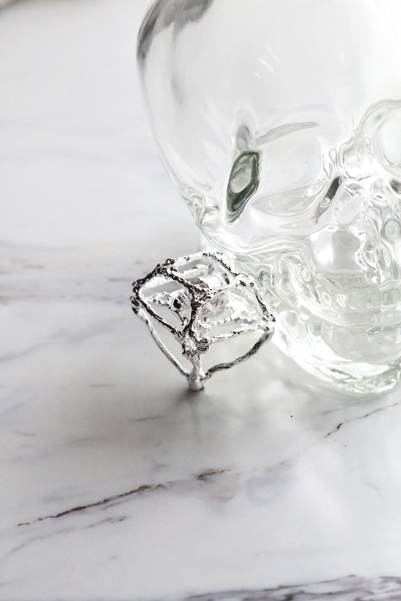 Rough Diamonds Skull ring by DEFY. - 戒指 - 其他金属 