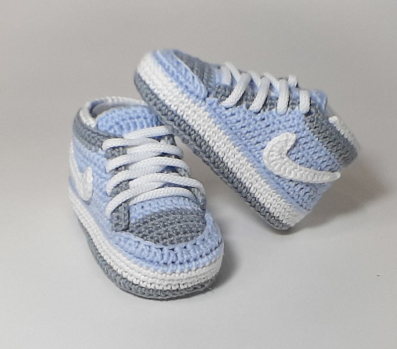 Grey blue crochet baby booties sneakers for newborn boy or girl, baby gift box - 婴儿鞋 - 其他材质 灰色