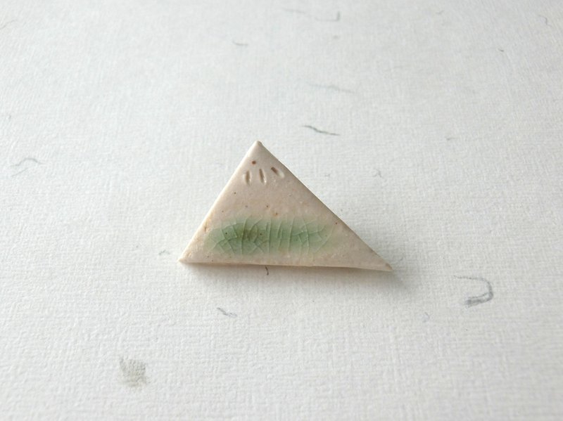 石下 / 绿色 三角形 陶瓷 扣针 胸针 别针 - 胸针 - 陶 绿色
