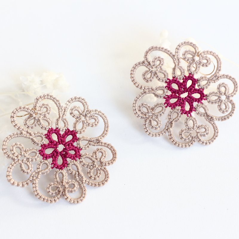 Tatting lace flower pierced earrings beige-14kgf - 耳环/耳夹 - 棉．麻 卡其色