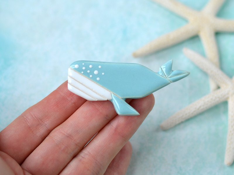 Whale pin origami style - 胸针 - 陶 