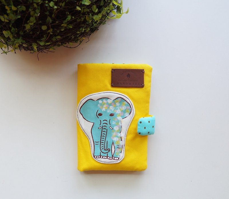 手绘非洲象护照夹  存折收纳 皮标以现货替代 - 护照夹/护照套 - 棉．麻 黄色