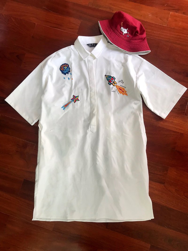 Polo Collar Dress Shirt With Patch and Hand Embroidery - 洋装/连衣裙 - 棉．麻 白色