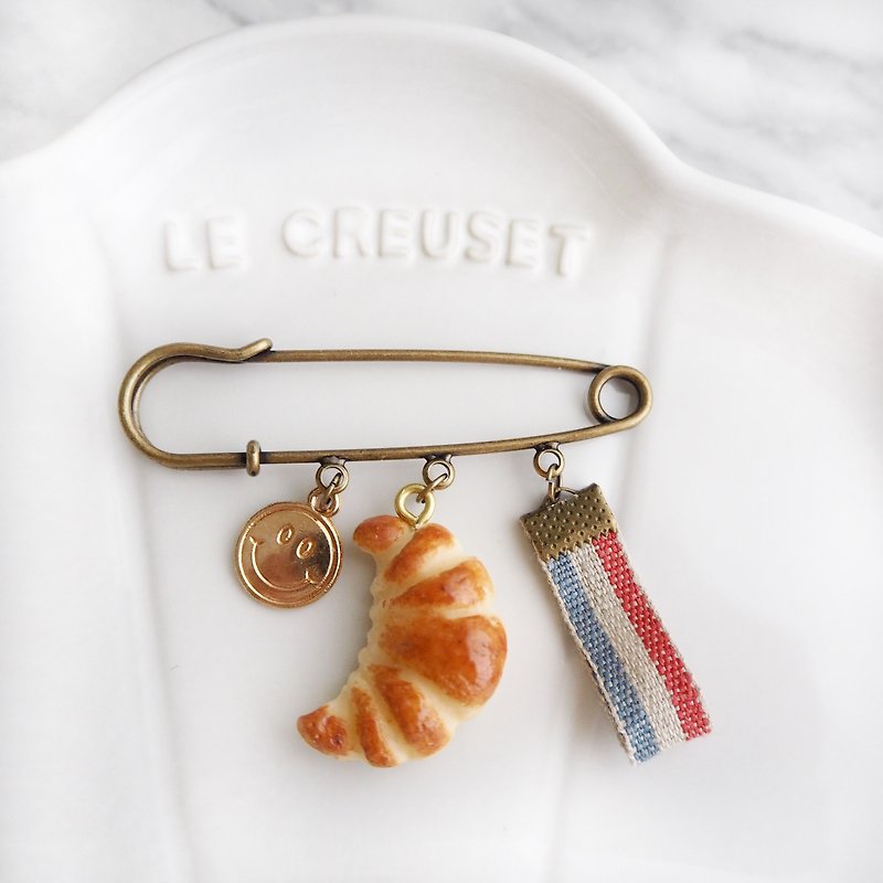 Brooch / miniature / croissant - 胸针 - 粘土 咖啡色