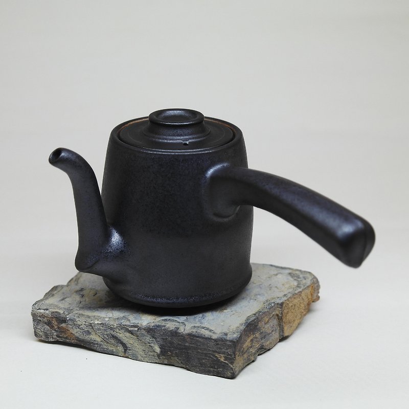 玄寂桶形侧把茶壶 手作陶艺 茶道具 - 茶具/茶杯 - 陶 黑色