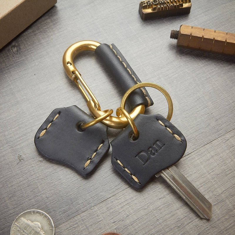带2个钥匙盖的皮革包裹黄铜登山扣 - 钥匙链/钥匙包 - 真皮 黑色