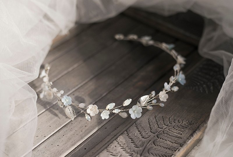 Opal flower hair wreath, Bridal floral halo, Flexible wedding headband - 发饰 - 粘土 白色