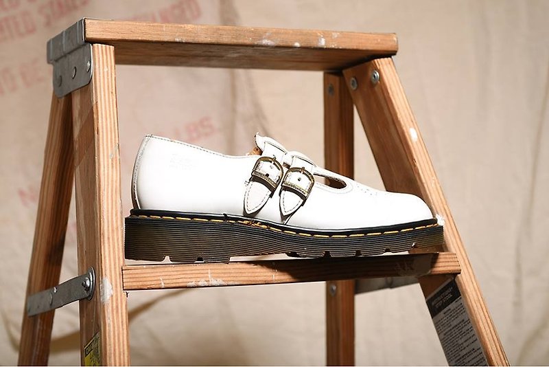 Vintage Dr. Martens Shoes 白色雕花娃娃鞋 马汀靴 英制老马丁 古着 - 芭蕾鞋/娃娃鞋 - 真皮 白色