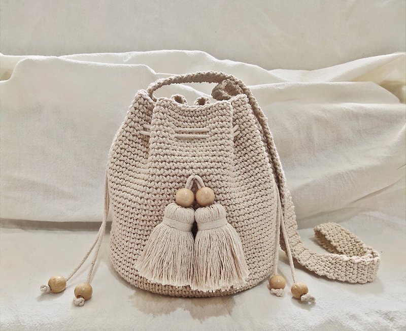 Crochet Drawstring Crossover Bag with Tassels - 其他 - 棉．麻 