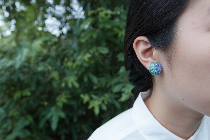 手工刺绣耳环・晶石里的森林 - 耳环/耳夹 - 绣线 蓝色