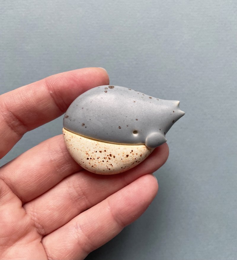 Whale Pin Brooch. Ceramic Jewelry - 胸针 - 陶 灰色