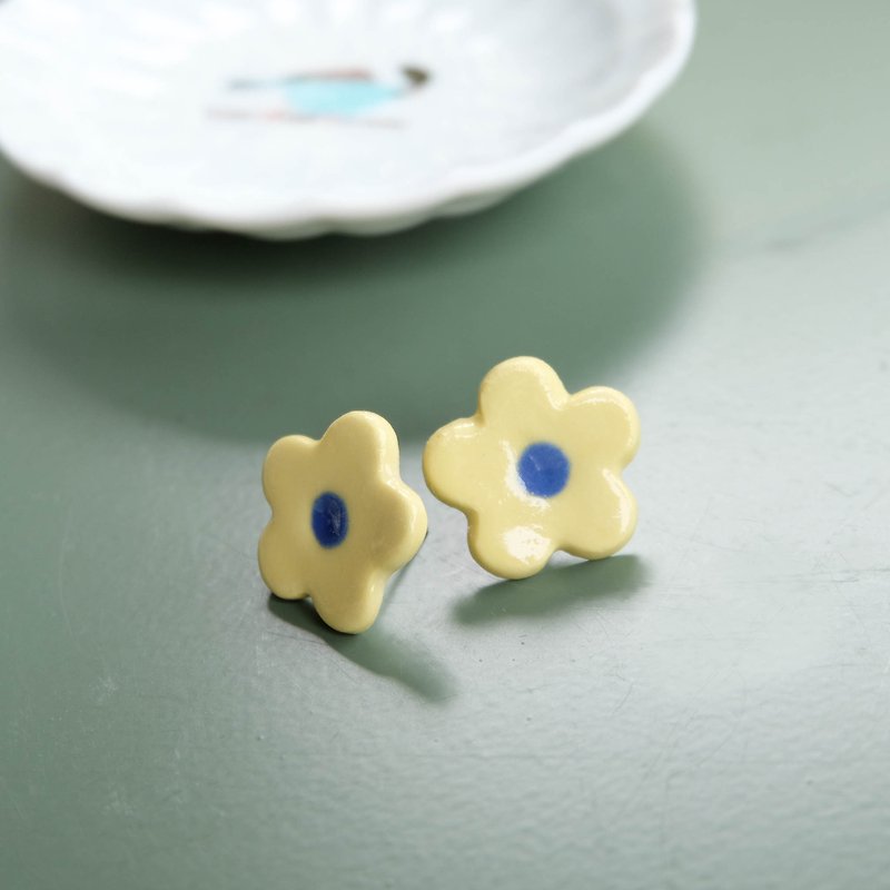 Flower Earring - 耳环/耳夹 - 陶 黄色