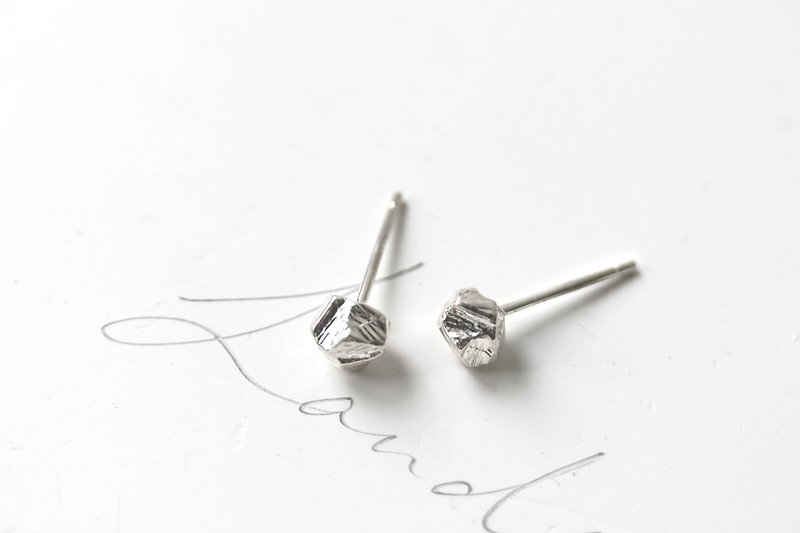 迷你小石子耳环 Mini Stone Earring 风景系列 925纯银 - 耳环/耳夹 - 其他金属 银色
