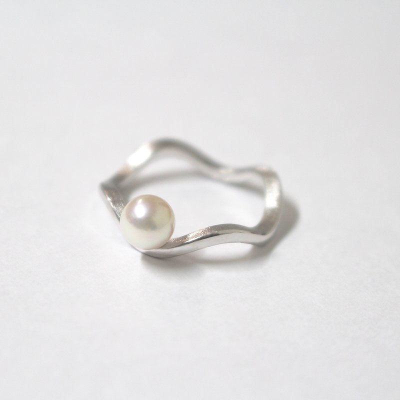 アコヤパールのうねうねリング Silver色 - 戒指 - 宝石 银色