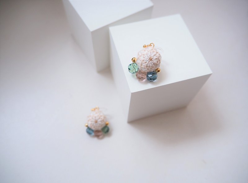 tachibanaya Japanese TEMARI Jewelry earrings 日本的傳統工藝 手鞠球 刺繡 耳環 莫蘭迪色系 - 耳环/耳夹 - 绣线 灰色