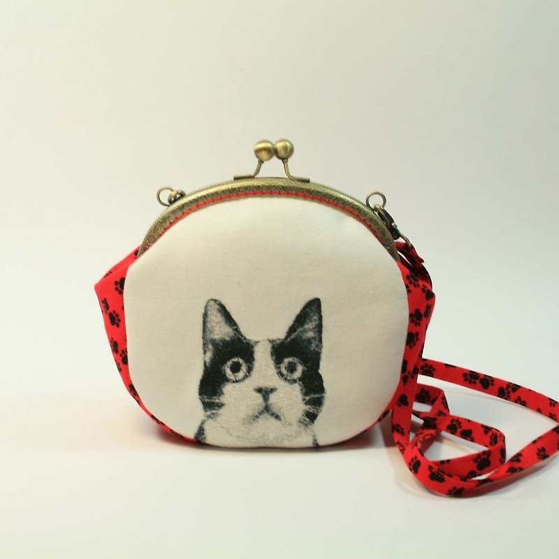 刺绣 16cmU型口金斜背包04-黑白猫 - 侧背包/斜挎包 - 棉．麻 红色