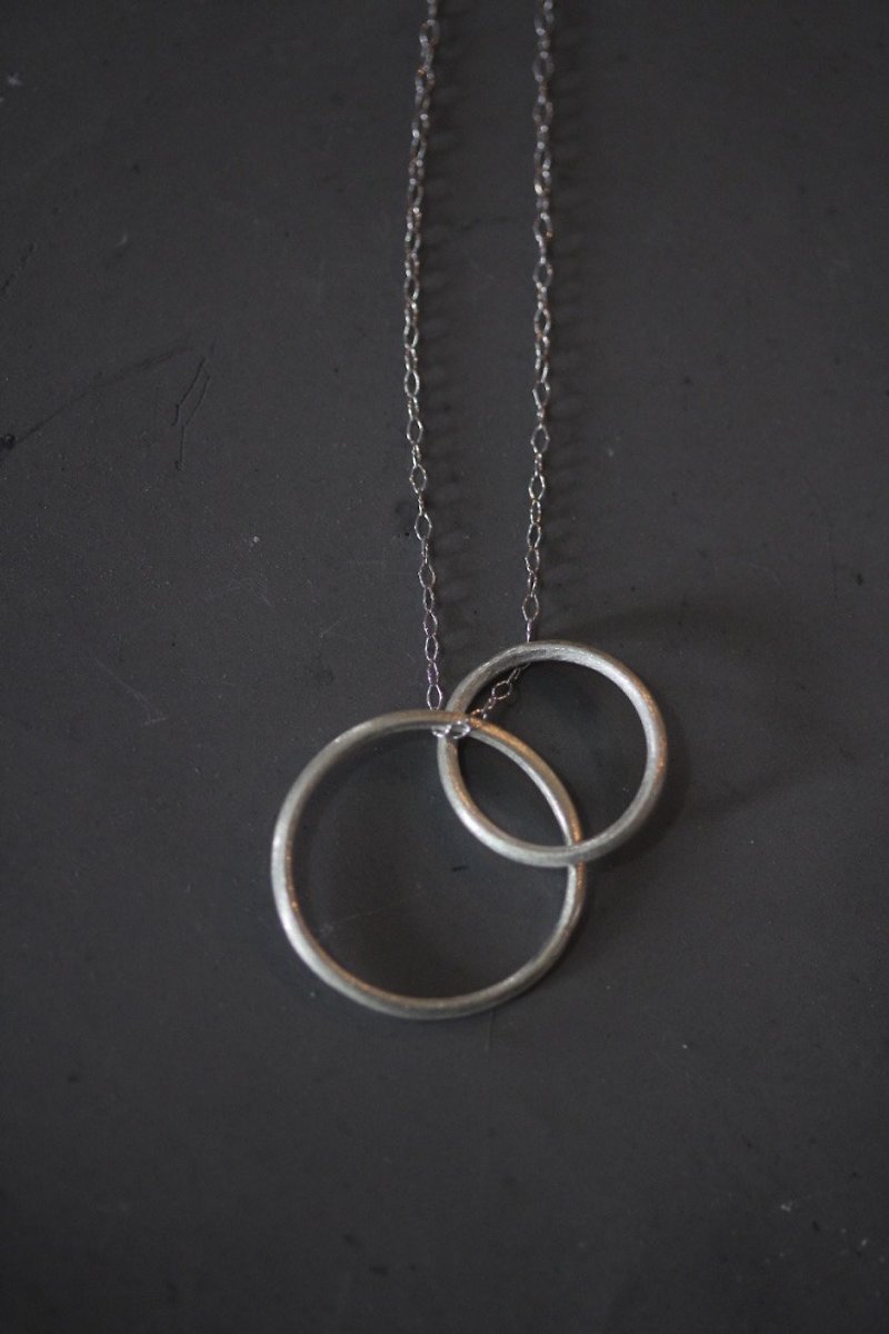 Two interlocking circles silver necklace (STN0010) - 项链 - 银 银色