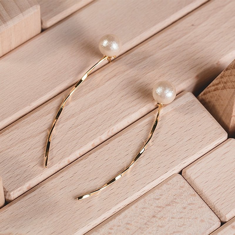 棉珍珠耳环 - Curved - 耳环/耳夹 - 其他金属 金色