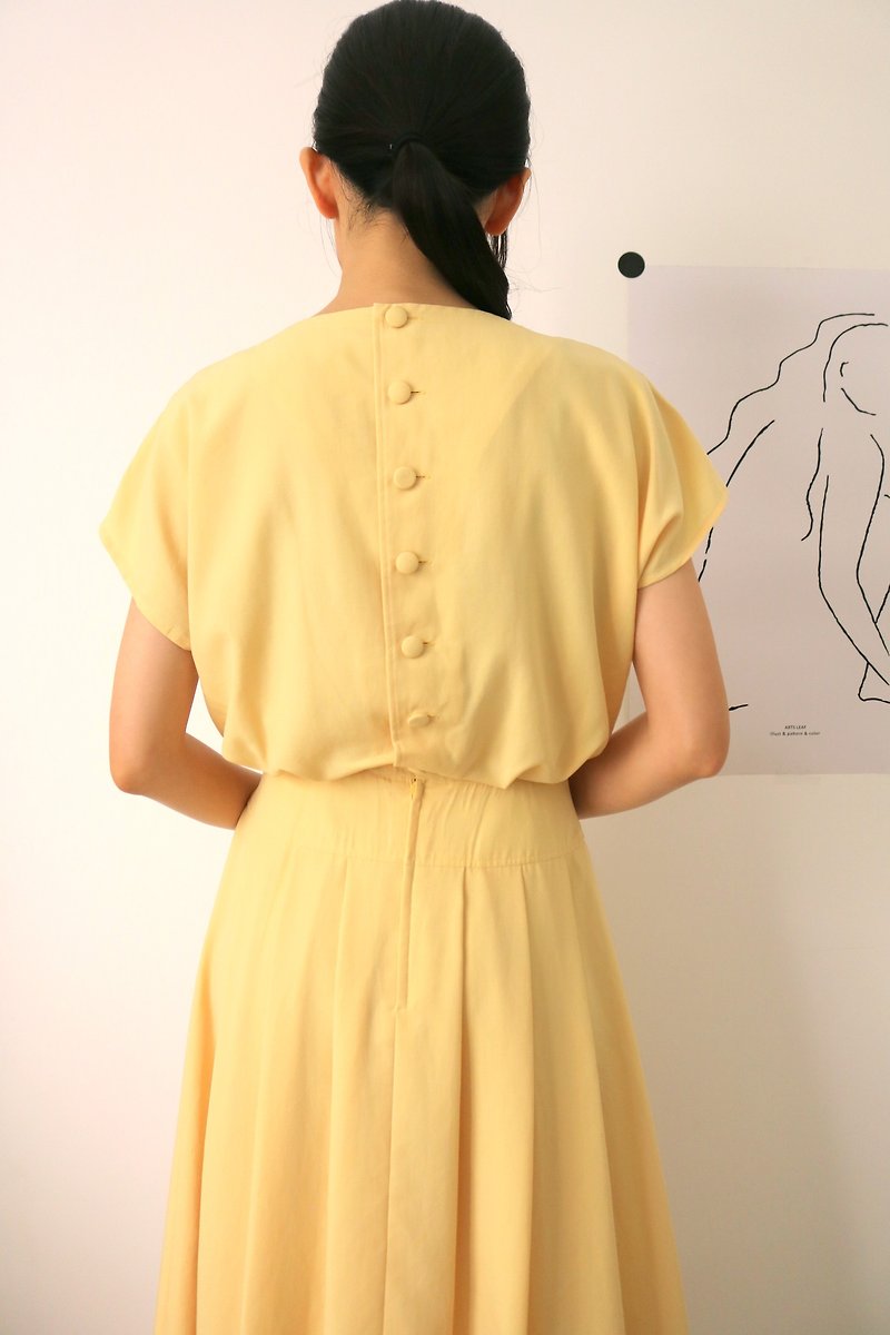 Muller Dress 暖黄天丝复古连肩袖百褶长洋装 - 洋装/连衣裙 - 丝．绢 黄色